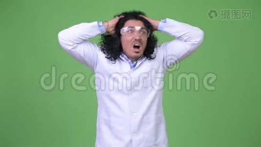 戴着防护眼镜和恐慌的疯狂科学家视频