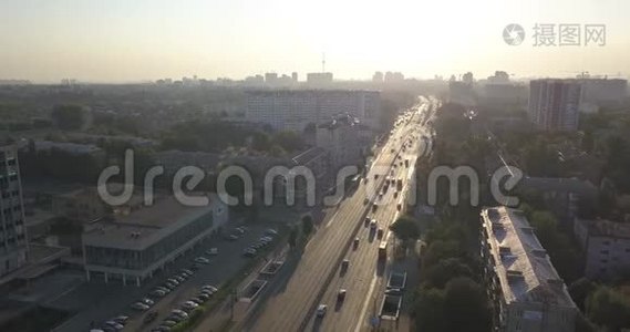 道路景观。鸟瞰城市道路和工业建筑。4k 4096 x 2160像素视频