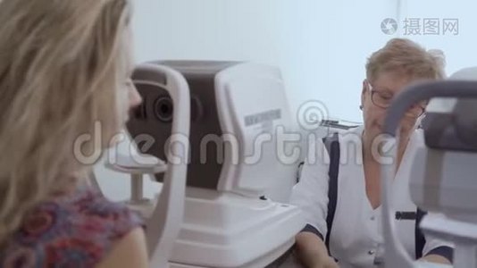 医生在检查了年轻女子的视力后与她交谈视频