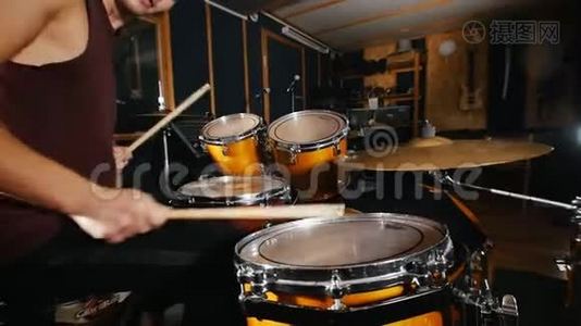 鼓手在录音室里用湿鼓演奏音乐视频
