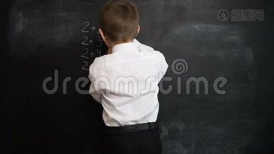 小男孩在黑板上解决数学表达。 创意理念回校学习.. 学前教育视频