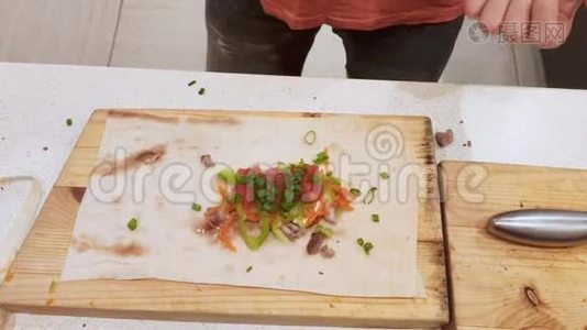 特写镜头。 男人`手在准备沙瓦玛。 用肉、蔬菜和酸煮美味沙玛的过程视频