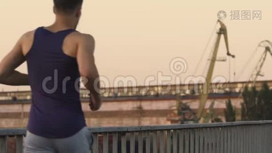 人类沿着桥梁奔跑，发展腿部肌肉和呼吸系统视频