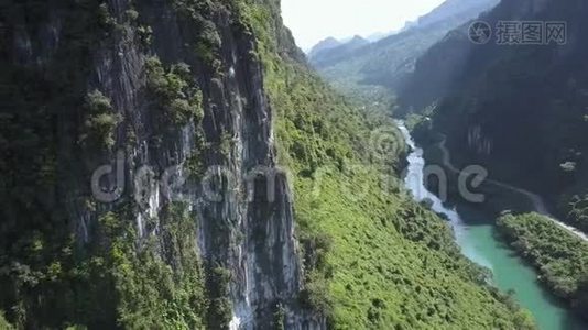 上景，阳光明媚，峡谷两岸有公路视频