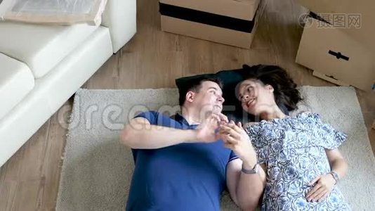 一对夫妇在他们新家的地板上休息视频
