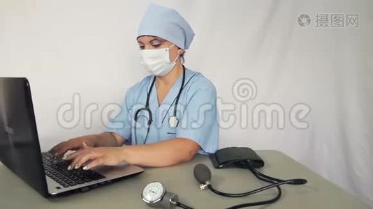 女医生坐在他的办公桌前，用笔记本电脑工作。 摄像机移动到杜莉视频