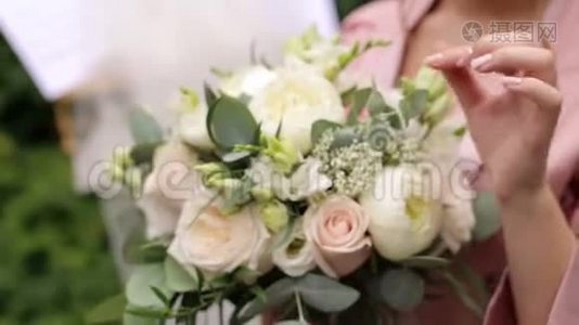 新娘捧着婚礼花束的特写。视频