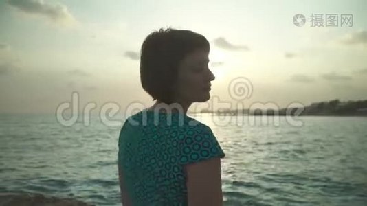 成年妇女在热带海岸散步。 日落时分视频