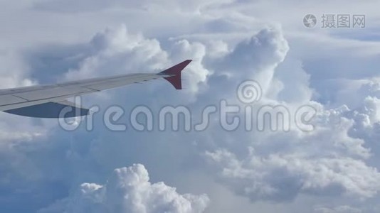 暴风云和部分机翼的飞机窗口..视频