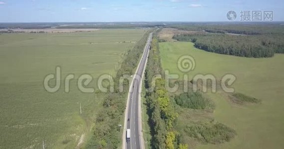 基辅绿野之间的孤独之路，阿里尔拍摄，飞越4k4096x2160像素视频