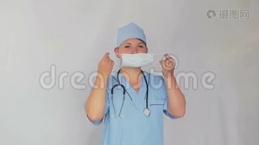 一位女医生给自己包扎一条纱布，然后向左离开。视频