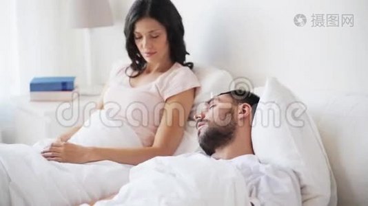 愤怒的女人醒来的男人睡在床上视频