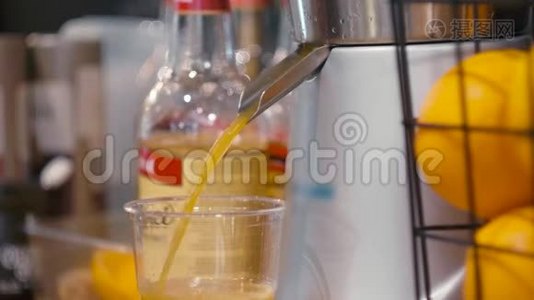 榨汁机装置是在厨房里制作鲜橙汁视频