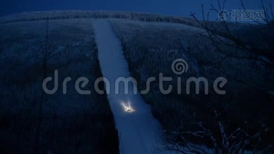 夜间工作的雪猫，天黑后滑雪场的雪修复员，阿尔卑斯山视频