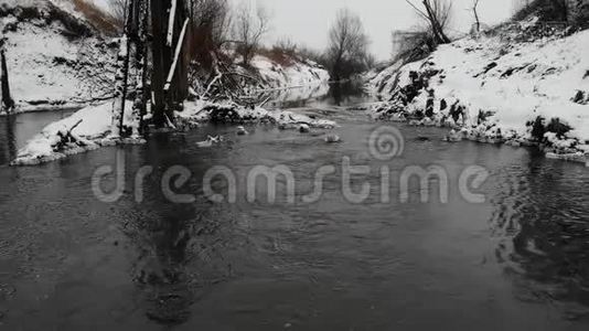 河在冬天，水流.. 靠近水源视频