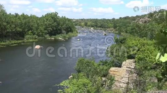 花岗岩岩石，水中的急流和南部臭虫河畔的绿色森林视频