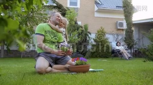 可爱的女孩在花园里和父亲拥抱视频