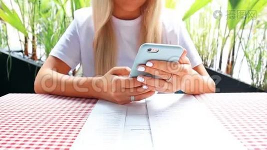 女人在餐馆工作手机视频