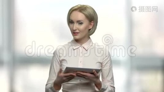 女商务发言人与个人电脑平板电脑。视频