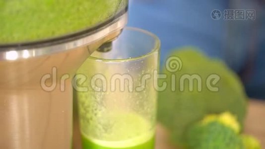 榨汁机制作绿色花椰菜蔬菜汁..将榨汁机和绿色果汁杯关闭，使其充满活力视频
