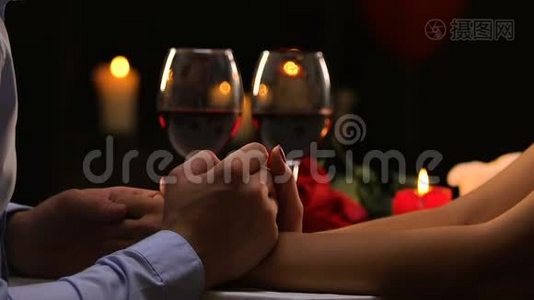 男人温柔地握住女人的手，抚摸她的手指，浪漫的约会，调情视频