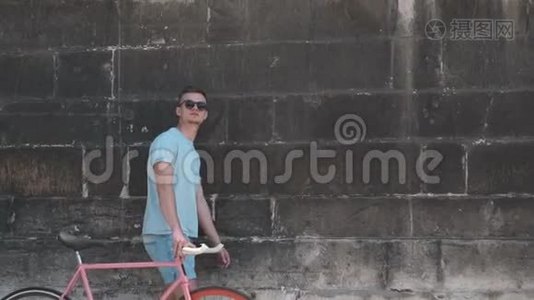 青少年骑自行车走在墙附近视频