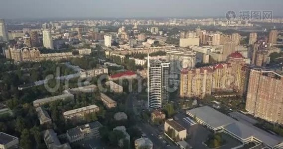 4K. 空中观景。 基辅Pecherski区中心的现代建筑立面。 4k4096x2160视频