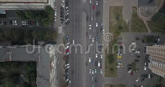 空中观景。 城市交通道路的无人机镜头。 基辅市视频