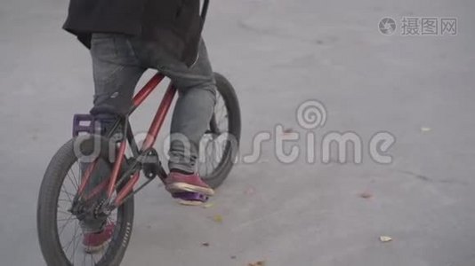 户外的BMX骑手视频