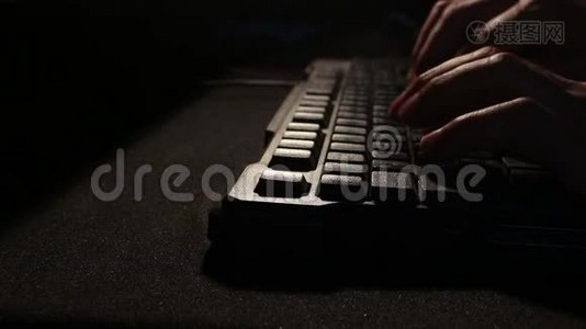 手在键盘上打字视频