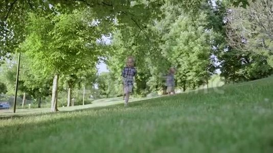 一群孩子在公园里奔跑，男孩和女孩慢动作全高清视频