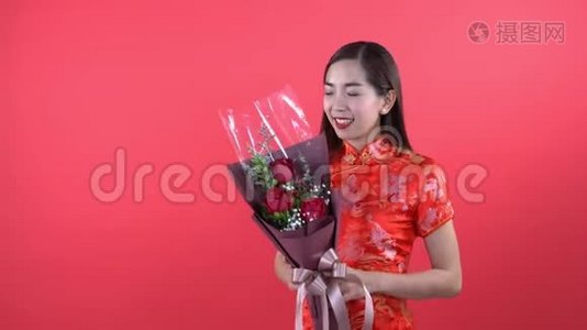 穿着中国裙子带气球的女人视频