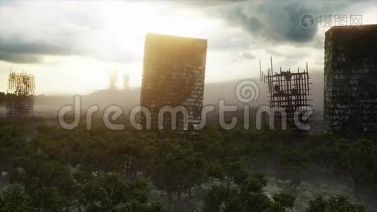 雾中的天启城。 被摧毁城市的空中景观。 启示的概念。 超级逼真的4k动画。视频