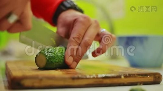 男人用刀子切黄瓜，用木头做蔬菜沙拉视频