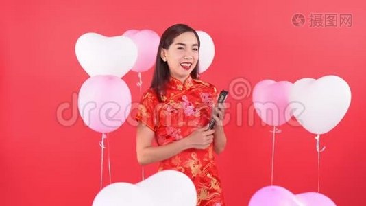 穿着中国裙子带气球的女人视频