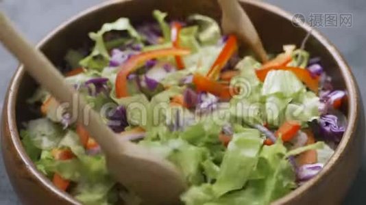 新鲜沙拉的混合过程。视频