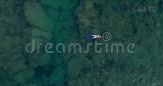 空中摄影。 游泳者拿着猎鱼的枪在海里游泳。视频