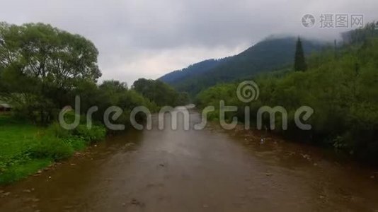 空中观景台。 飞越美丽的山河.. 空中摄影机拍摄。 景观全景。视频