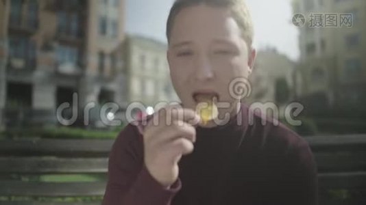 一个人坐在长凳上高兴地吃薯条视频