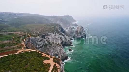 4普拉亚达阿德拉加海滩和大西洋海岸的K航空镜头。 白色的海浪向岸边翻滚。 辛特拉视频