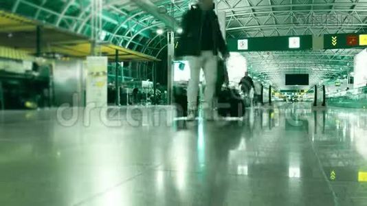 无法辨认的乘客在通用机场候机楼里行走。 长期暴露时间视频