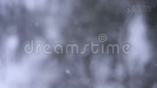厚厚的积雪缓缓落下，冬天的背景.视频