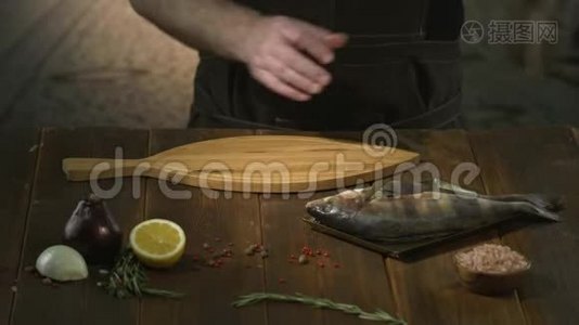 不可辨认的厨师或厨师将鲜鱼放在砧板上腌制视频