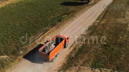 卡车的鸟瞰图。 一辆卡车载着建筑碎石和沙子，沿着一个国家行驶视频