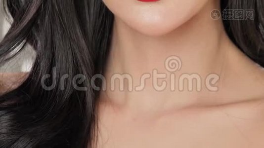 在派对上戴假面具调情的女人的大特写视频