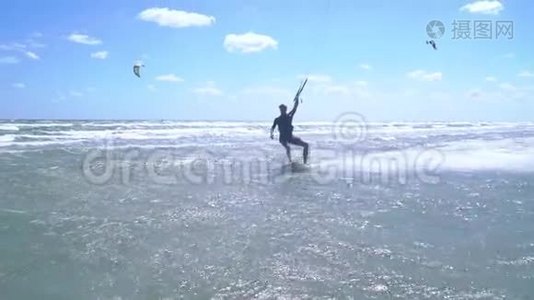 这个快乐的人从事风筝冲浪，并伸出手指视频