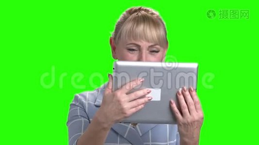 女人通过电脑平板电脑说话的肖像。视频