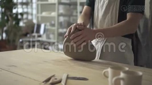 车间木桌上的人为陶瓷捏泥块.视频