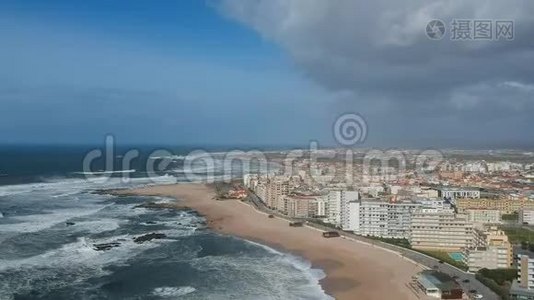 在葡萄牙波尔图的Aver-o-Mar和Povoa de Varzim的海滩和城镇上空拍摄的空中城市景观视频