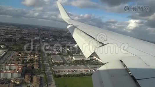 飞机起飞，飞越城市上空.. 从飞机内部的角度。视频